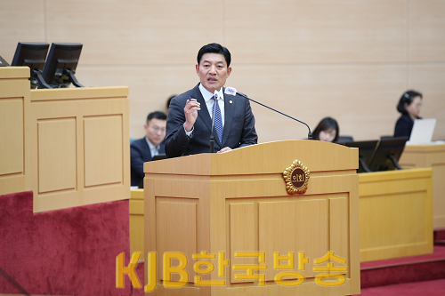 230414 정철 의원, 본회의장 질문사진.png