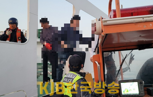 목포해경이 승선원을 고속단정에 탑승시키고 있다..png