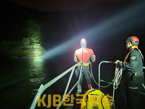 목포해경이 갯바위 고립자를 구조하고있다..png