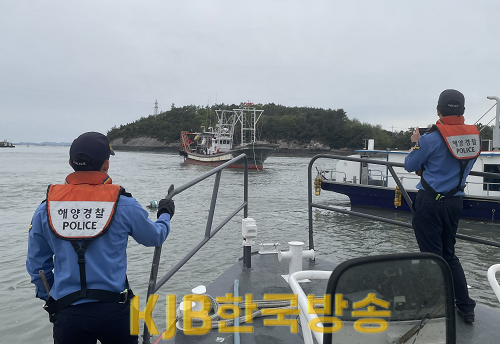 해양경찰이 좌주 선박을 구조하기 위해 접근 중에 있다..png