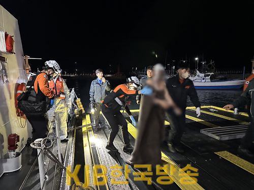 해양경찰이 119구 구급대에 환자를 인계중이다.png