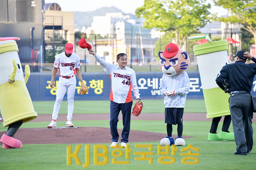 (4.27)“대나무 축제 성공 개최 기원” 이병노 담양군수, 기아 타이거즈 경기 시구1 (2).png
