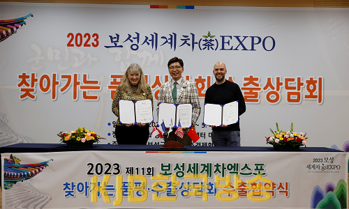 2-2. 보성세계차엑스포 수출상담회 통해 700만 불 협약 체결 _협약식에 참가한 바이어들과 협약서를 들고 기념사진을 찍고 있다.png