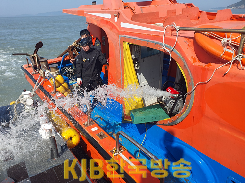 목포해경이 불무도 침수선박 배수작업을 진행하고 있다..png