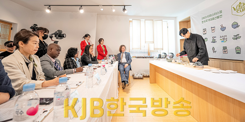 2-2. 티 마스터스컵 국가대표 선발전… 녹차수도 보성에서 열려_티마스터스컵 티 믹솔로지에 참가한 김준백(30, 김해 도예작가)이 본인이 만든 다구와 창의력 넘치는 퍼포먼스로 티마스터스컵 국제 심사위원을 사로잡고 있다.png