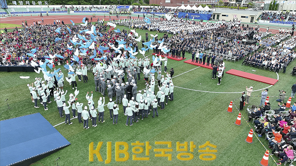 제62회 전라남도 체육대회의 개회식이 5월 12일 완도군에서 진행됐다.(완도군 선수단 입장 퍼포먼스).png