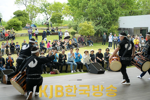 2.노관규 시장과 신이치 시장이 일본 이즈미시의 날 전통북 공연을 관람하고 있다.png