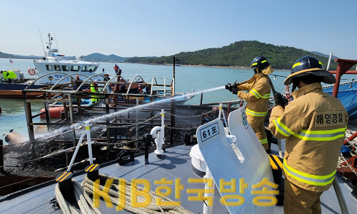목포해경이 5월 15일 전남 신안군 암태도 은암대교 인근 해상 바지선 화재를 진화하고 있다 1.png