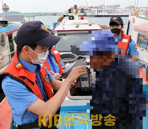 목포해경이 선박운항자를 대상으로 음주운항 단속을 실시하고 있다(1).png