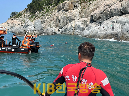 잠수요원이 수중수색 차 입수하는 모습.png