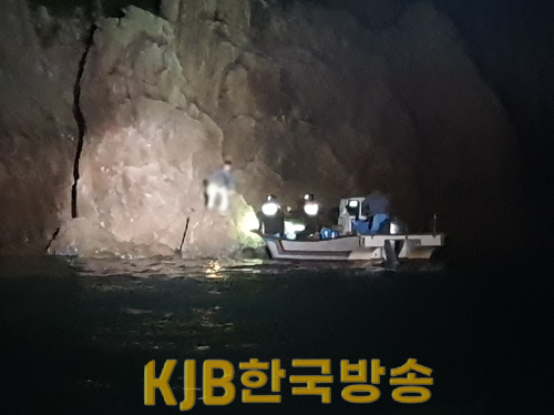 여수해경이 갯바위 고립자를 구조 중이다.png