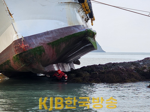 3일 전남 진도군 서망항 앞 죽도 해상에서 좌초사고가 발생해 해경이 선저 파공 유무를 확인하고 있다.png