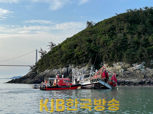 목포해경이 전남 신안군 천사대교 인근 해상에서 발생한 침수 선박 안전관리를 하고 있다 1.png