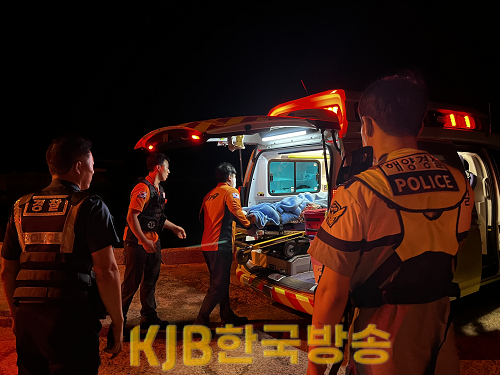 목포해경이 8일 새벽 해상대교에서 투신한 A씨를 구조 후 119에 인계하고 있다.png