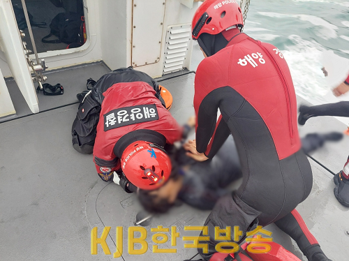 여수해경이 구조된 낚시객에게 응급처치 중이다.png