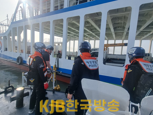 목포해경이 피해여부 확인 및 안전관리를 실시하기 위해 충돌 사고 여객선에 승선하고 있다..png