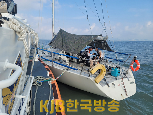 목포해경이 승선원의 안전을 확보하고 있다..png