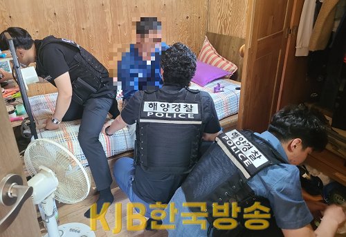 목포해경이 지난 16일 마약류 투약매매 및 소유한 불법체류 외국인 근로자 검거 과정 중 현장 수색을 하고 있다.png