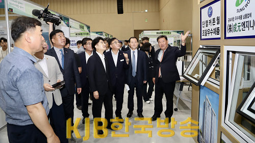 (사진1) 김대중 전남교육감 전남교육불품박람회 참관.png