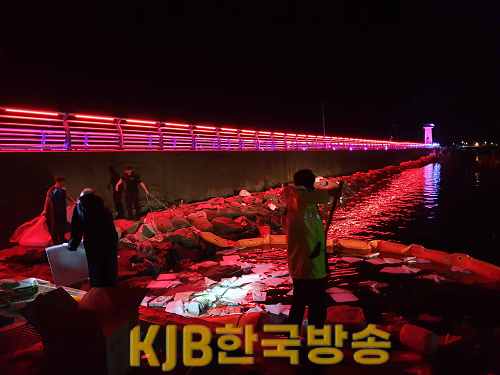 욕지항 해양오염 방제작업2.png