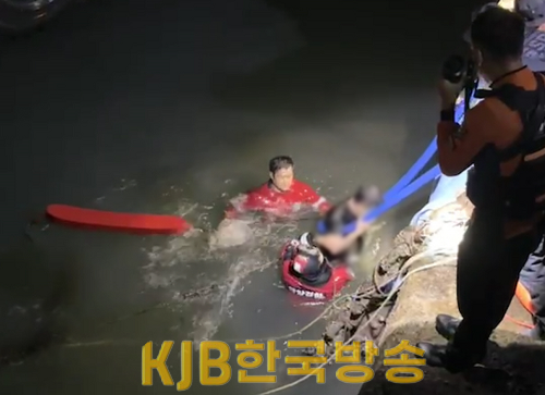 (사진)여수 종화동 해양공원 앞 해상에서 익수자를 구조하고 있다.(2).png