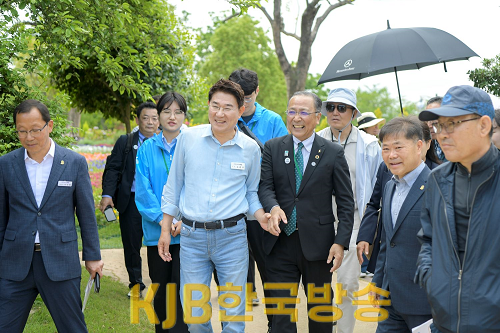 1. 지난 5월 12일 순천을 방문한 시이노키 신이치 이즈미시장과 함께 정원박람회장을 들러보며 청소년 문화교류 재개를 협의했다.png