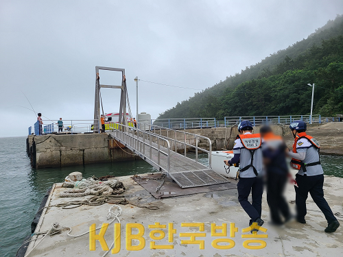 해양경찰이 구조된 선장을 이송 중이다.png