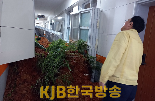 영산중학교 경사지 붕괴에 따른 토사 유입 사고 현장을 살피는 윤병태 시장2 (1).png