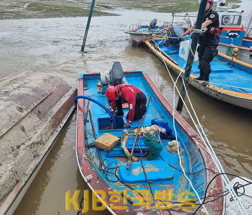 목포해경이 무안 마동선착장에서 침수 선박에 대한 배수작업을 하고 있다 2.png