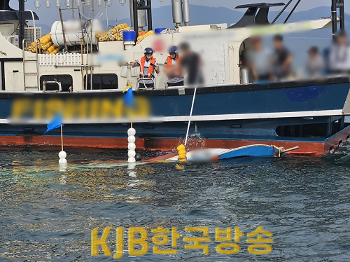 해양경찰이 사고현장을 조사 중이다.png