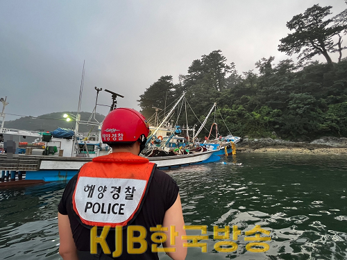 (230727)통영해경, 통영시 동호항 인근 좌초선박 구조 사진.png