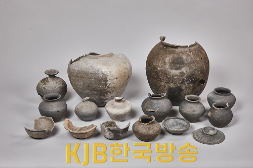 3-3 (사진) 장수 침령산성 1호 집수시설 출토 토기.png