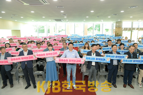4일 열린 순천시 반려동물 문화센터 개관식에서 노관규 순천시장과 주요 내빈이 슬로선 퍼포먼스를 선보였다.png