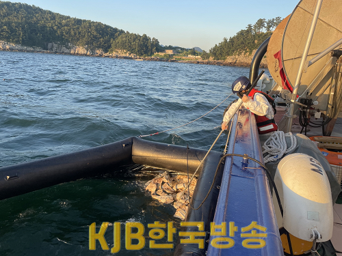 방제작업 중인 여수해경.png