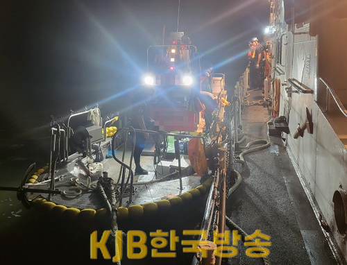 해양경찰 경비함정이 좌초선박 안전관리를 실시하고 있다..png