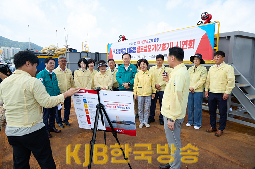 8.24 - 적조방제용 황토살포기 시연회 개최1.png