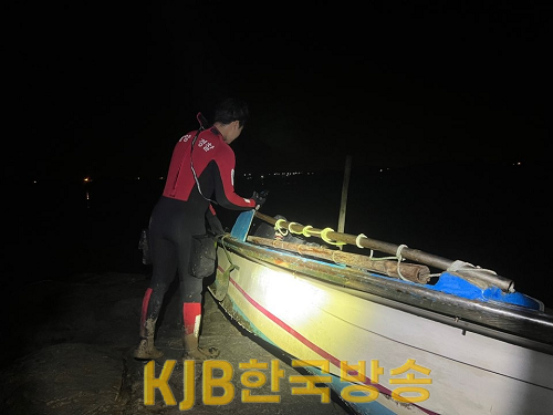 암초위에 얹힌 연락두절자 선박.png