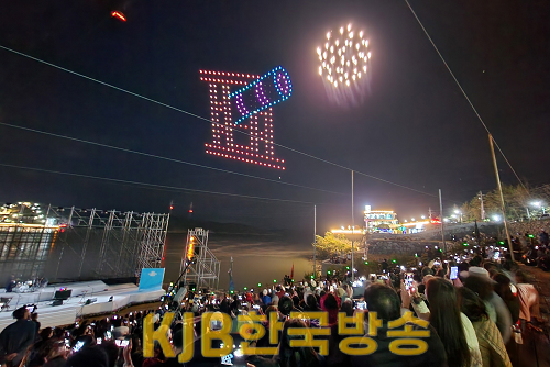 올해로 15회째를 맞이한 명량대첩축제가 ‘불멸의 명량! 호국의 울돌목!’을 주제로, 오는 8일부터 10일까지 명량대첩 승전지 울돌목 일원인 해남 우수영관광지와 진도 녹진관광지에서 열린다.  명량대첩축제는 절체절명의 위기 속에서 나라를 구한 이순신 장군의 조선수군과 민초들의 호국정신을 기리고, 명량해전 승리를 기념하는 호국 역사문화축제다.  약무호남제례를 시작으로 강강술래, 수문장 교대식, 대규모 행진(퍼레이드), 만가행렬 등 지역 주민이 함께하는 전통과 문화가 어우러지는 축제 한마당이 펼쳐진다.   특히 올해는 체류형 관광을 위한 야간 프로그램을 대폭 확대해 축제장을 찾은 관광객에게 색다른 경험을 제공한다.   8일 개막식 메인 프로그램이자 국내 최초로 확장현실을 활용해 시도되는 관객 몰입형 공연 ‘XR이머시브(Extended Reality Immersive) 미디어 해전’이 압권이다. 현장감 넘치는 배우들의 공연과 극도의 몰입감을 더해주는 아나모픽(Anamorpic) 3D 영상이 어우러져 명량대첩 당시의 긴박했던 상황과 해전을 실감나게 보여준다.  미디어 해전에 이어 진행되는 1천여 대의 대규모 공중 드론 해전은 역사의 현장 울돌목 상공에서 연화 불꽃을 활용해 박진감 넘치는 해전 장면을 연출해 명량대첩 승리의 감동과 즐거움을 선사할 예정이다.   개막식 축하공연으로 락밴드 ‘노브레인’이 관광객에게 열정적 무대를 선사하고, 이어 명량대첩의 승리를 만방에 알리는 화려한 불꽃쇼가 울돌목 상공을 수놓으며 대미를 장식한다.  이외에도 축제 기간 주무대인 해남 명량무대와 성문광장, 진도 승전무대, 대교광장에서는 ▲트로트&일렉트로닉 댄스 뮤직(EDM) 강강술래 밤(BAM) ▲케이-팝(K-POP) 커버댄스 ▲해군 홍보대 공연 ▲치어리딩 페스티벌 ▲청소년가요제 ▲국악과 락, 재즈가 어우러진 국락재 공연 등 다양한 세대와 외국인 관광객들을 겨냥한 다채로운 프로그램이 알차게 마련됐다.   또한 ▲공군 블랙이글스 에어쇼 ▲해군·해경 해상퍼레이드 ▲경남도와 전남도의 이순신 축제 간 연계프로그램인 통제영 무예단과 승전무 초청 공연 ▲보성군과 장흥군이 함께하는 조선수군재건 프로그램 등은 축제장을 찾은 관람객에게 다양한 즐길거리를 제공한다.  축제 관련 더 자세한 내용은 명랑대첩축제 누리집(http://www.mldc.kr)에서 확인할 수 있다.  축제장 설치부터 철거까지 전 단계에 걸쳐 철저한 안전관리 체계 구축, 유관기관 합동 안전점검 등 안전한 축제를 위한 준비노력도 기울이고 있다. 축제 기간 제1진도대교는 차량 출입을 통제하고 관광객이 도보로 이동하거나 셔틀버스를 이용해 해남군과 진도군 행사장을 오가도록 준비했다..png
