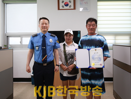 감사장 전달 기념사진.png