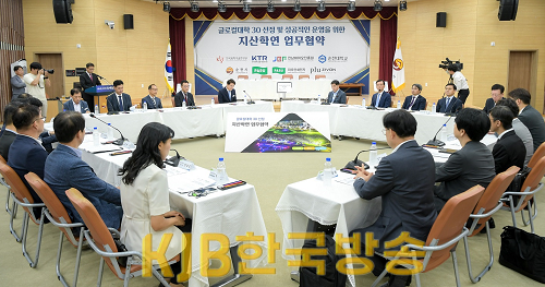 7일 순천시가 글로털대학 30 선정을 위한 지산학연 업무협약을 체결했다4.png