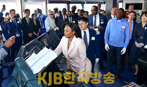 현대삼호중공업 앙골라 영부인 명명식 2 - 뱃고동 시연.png