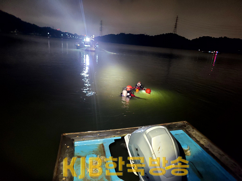 광양시 광영포구 앞 해상 실종자를 찾기위해 해양경찰 구조대가 수중수색을 진행하고 있다..png