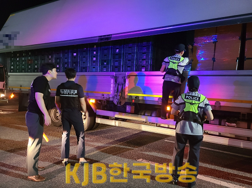 목포해경이 화물차를 대상으로 불시 임검을 하고 있다2.png