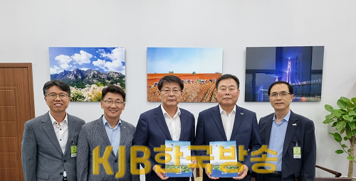 김산 무안군수(오른쪽에서 두번째) 국회 서삼석 예결위원장 방문 국비 지원 요청.png