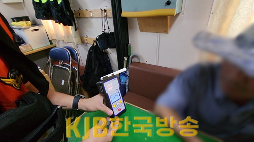 혈중알코올농도 0.119% 음주운항을 적발하는 해양경찰.png