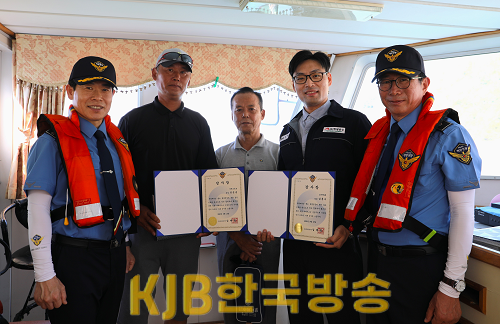 지난 19일 섬사랑9호 조타실에서 김해철 목포해양경찰서장이 감사장을 전달하고 있다.png