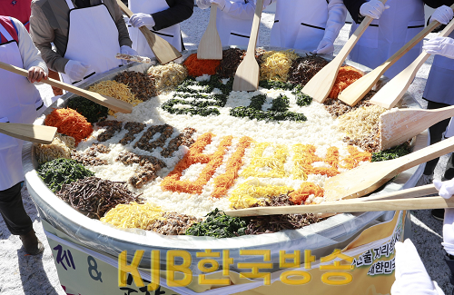1. ‘꼬막의 본고장’ 보성군, 제19회 벌교꼬막축제 개최(2019.10.31. 제18회 벌교꼬막 문학축제 -꼬막비빔밥).png