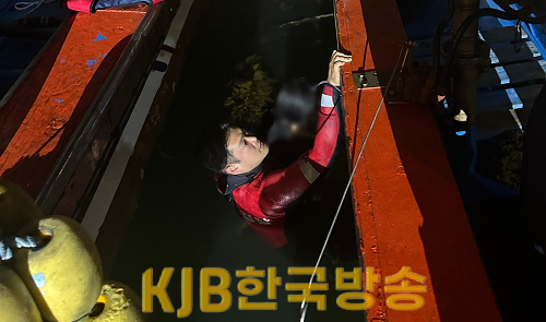 해양경찰 구조대가 어선사이에서 익수자 여성을 구조하고 있다.(2).png