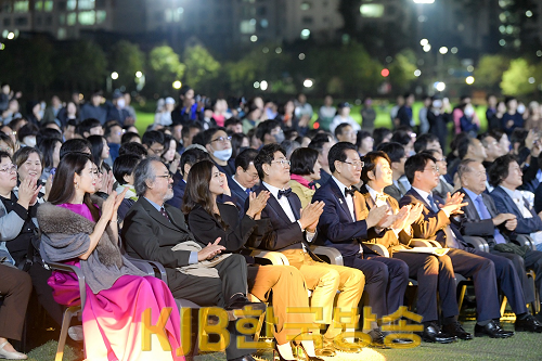 1.남도영화제 시즌1 순천 개막식을 관람하고 있는 노관규 순천시장과 내빈들.png
