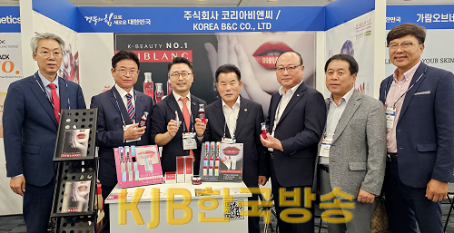 7.세계한인비즈니스대회_경북기업_부스방문1_.png